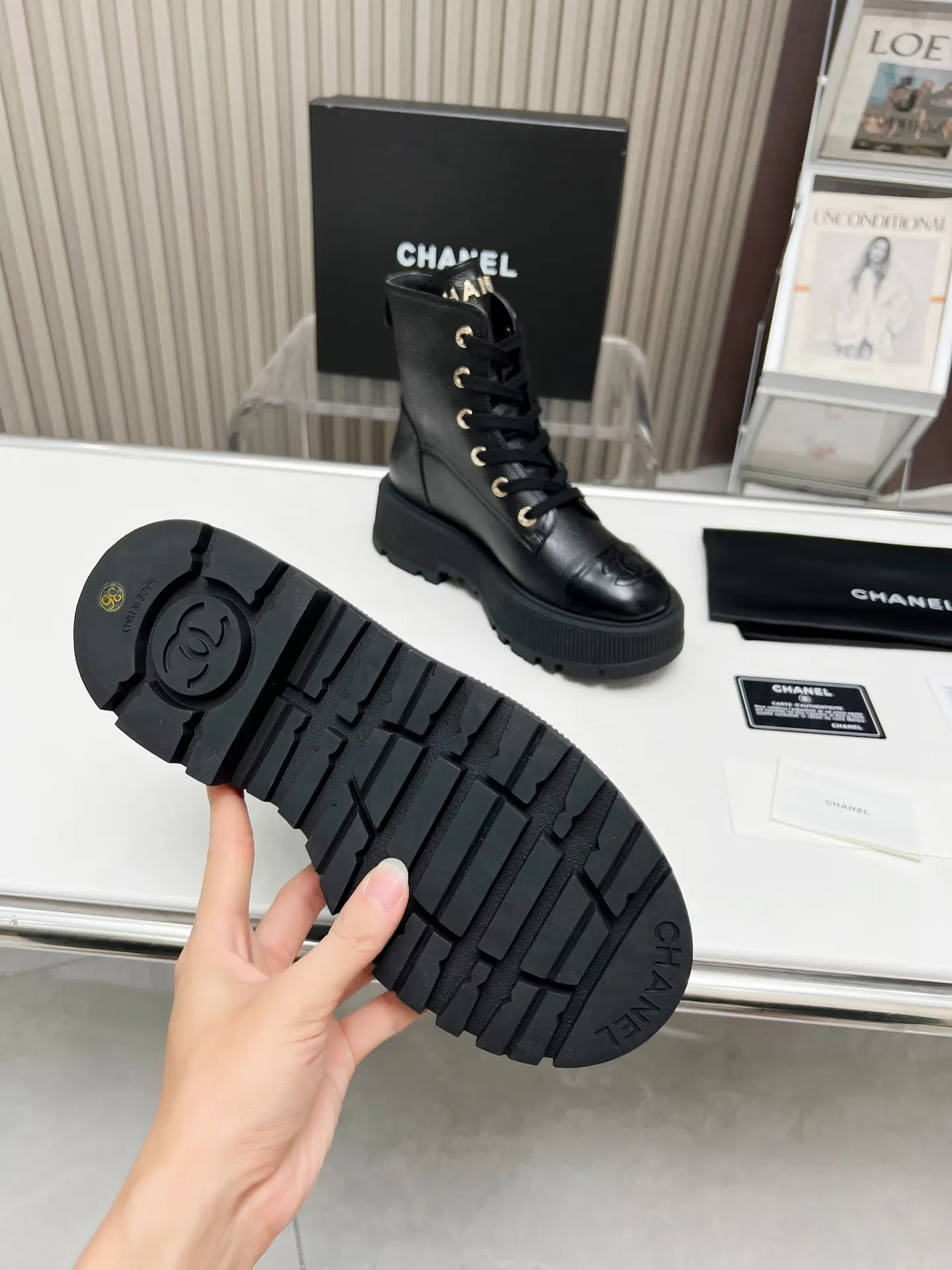 👟👟Ex-factory price 560👟👟 Women's Shoe Factory Autumn and Winter New Chanel Chanel Ankle Boots Original Mold ✅ Strap design is super easy to put on and take off, the toe logo is electro-embroidered The tongue is also the brand logo Fabric: Cow litchi pattern🐂 Inner/foot pad: Cow lining Use ultra-light rubber non-slip and wear-resistant outsole Color: black, white, gray Code number: 34-41 (34, 41 need to be customized) Packing: cloth bag card